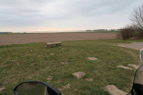 im Hintergrund: Insel Bock und Ostseezugang zur Boddenkette
