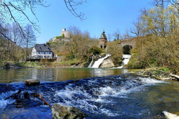 P1040023_026_2z3_a_WA_LI_1280_komp_stitch.jpg (259.17 KiB) 2856 mal betrachtet Landhaus Pyrmonter Mühle, Wasserfall, Burg Pyrmont