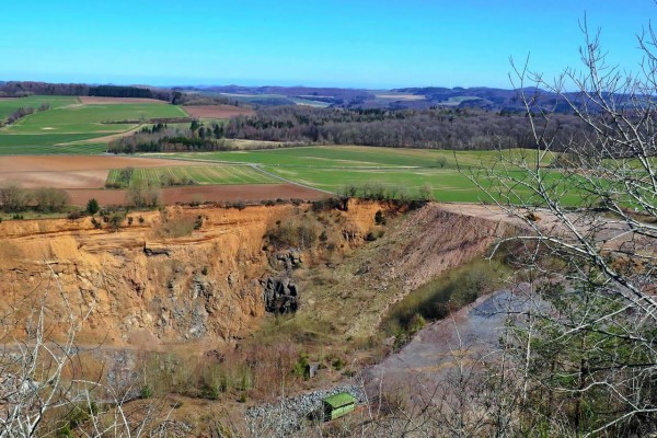 Blick ins Loch - Steinbruch am Rother Kopf