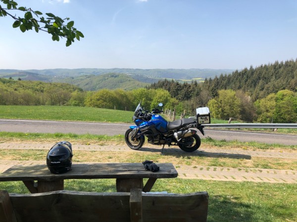 347CD442-B647-45E9-AEBA-31D4FF5671D9.jpeg (669.54 KiB) 2786 mal betrachtet Direkt neben dran eine normale Bank