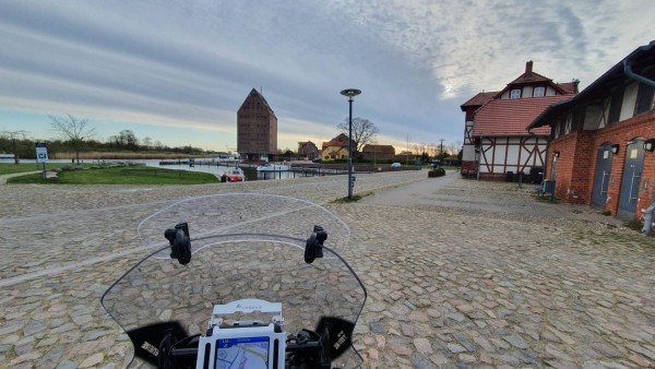 Hafen von Loitz an der Peene ( je nach Wasserstand der Ostsee wechselt sie die Flussrichtung)