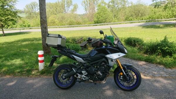 DSC_0588.JPG (426.51 KiB) 2435 mal betrachtet Ja das Topcase ist voll, Luxemburg hat wieder auf....