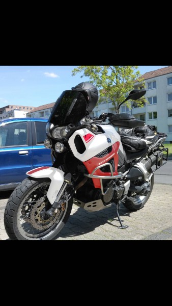 Motorrad weiß unten rot mit rotem dekor.jpg