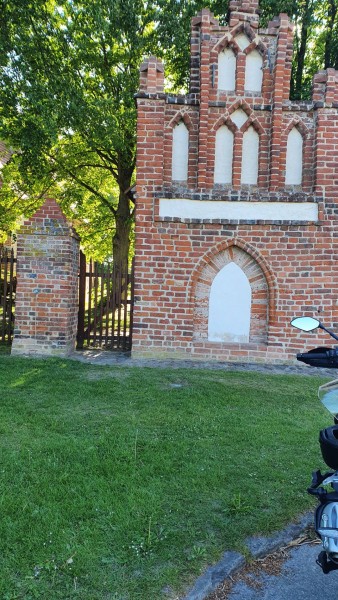 unfreiwilliger Stop weil ich Frauchen zurückrufen sollte; kleinste ehem. Wahlfahrtskapelle Nordeuropas (so stand es dort) in Levenhagen zw. A20 und Greifswald