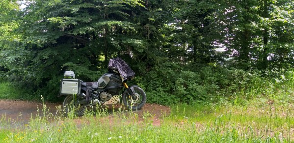 genau mitten Körzendorf und Bärnreuth auf einer Straße im Wald (49.866389,11.467222)