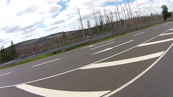 vlcsnap-00003.jpg (106.73 KiB) 2670 mal betrachtet Kaum noch Nadel Bäume im Harz . Schrecklich ***