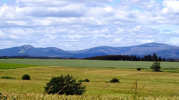 DSC00001.JPG (228.71 KiB) 2664 mal betrachtet li. Wurmberg - re. Brocken