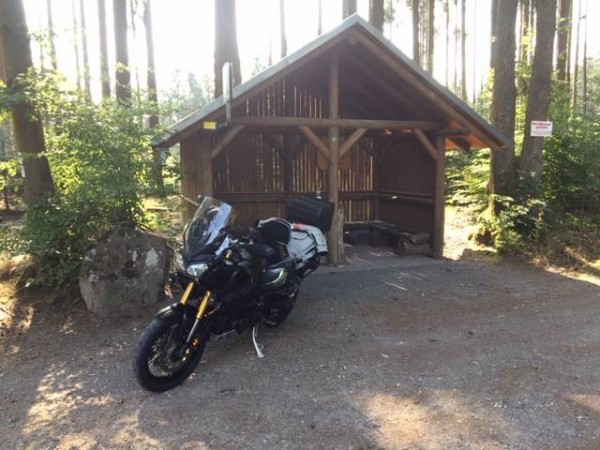 IMG_7761.JPG (52.47 KiB) 1998 mal betrachtet Pause im Wald