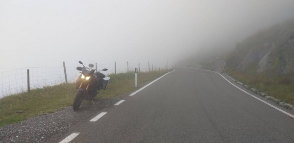 Timmelsjoch - Maschine in aufziehender Wolke