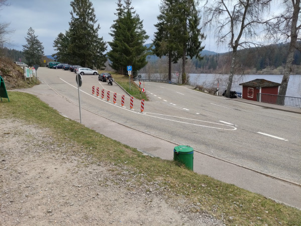 Schwarzenbachtalsperre.Motorräder müssen nun da hin wo meine steht oder direkt rechts vom Kiosk wo die Bänke standen.