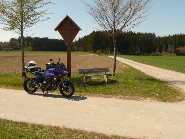 Tracer vor leerem Marterl