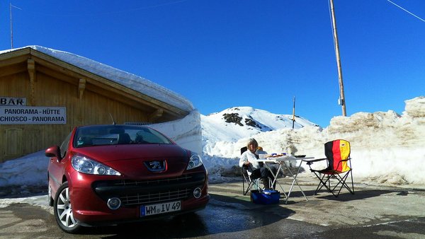 Das muß aber sein am Gipfel Mittag Essen. Schmeckt bei dem Wetter besonders gut.