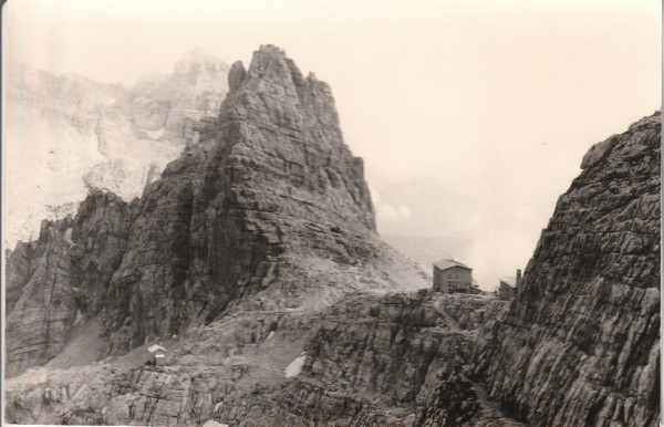 Brenta-1968-Pedrottihütte.jpg (310.57 KiB) 2782 mal betrachtet Pedrottihütte