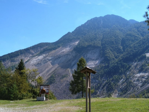 das Stausee - Unglück von Longarone ... hier löste sich der Berg, der in den Stausee rutschte .....