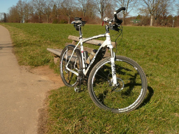 Beim Flugplatz.JPG (353.13 KiB) 6165 mal betrachtet Per Reiseenduro auf dem Schurwald