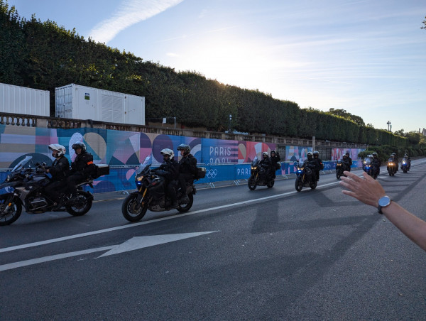 PXL_20240810_055804180.jpg (642.58 KiB) 6440 mal betrachtet Heute eine ganze Meute (ca 6) als Vorauskommando beim olympischen Marathon in Paris