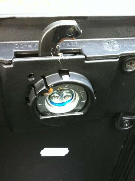 Schrauben kann man das eigentlich nicht nennen, habe aber trotzdem Schraubenkleber drauf gemacht ;-)