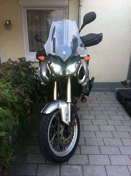 Bügel von vorne, etwas assymetrisch, mit den provisorisch montierten Givi-Zusatzlampen