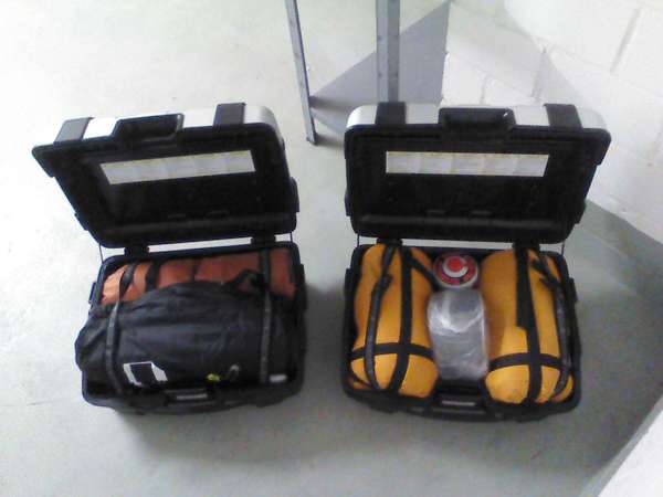 Seitenkoffern sind voll mit links: Zelt,2xIsomatten, rechts: 2xSchlafsäcke, Gaskartusche, Kocher und Pfännchen-Set