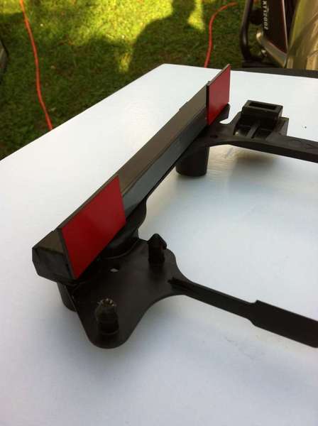 Schablone mit Distanzstück und seitlicher Führung (rot)