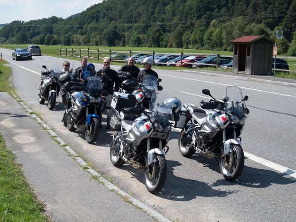 DSCN0614.jpg (185.64 KiB) 2830 mal betrachtet Warten auf die Fremdfabrikate mit zu kleinem Tank