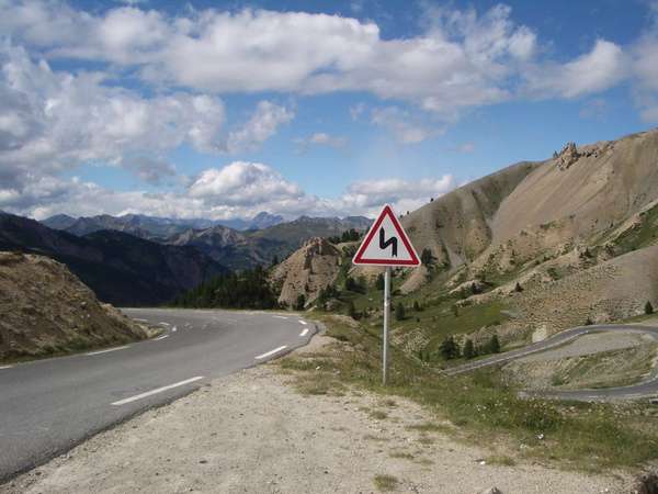 Sinnvolles Schild, nachdem man schon 40km Kurven hinter sich hat um dort hinzukommen :D