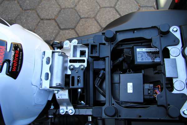 Das Staufach unter der Sitzbank wird jetzt von der Steuereinheit für das einstellbares Fahrwerk belegt.