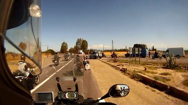 Warum können BMW-Fahrer keine Spitzkehren fahren und müssen auf die Gegenfahbahn?
