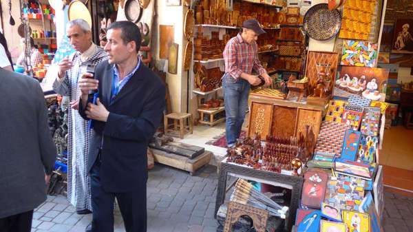 unsere beiden Guides (beides Marokkaner)<br />Der im Anzug begleitete die ganze Reise