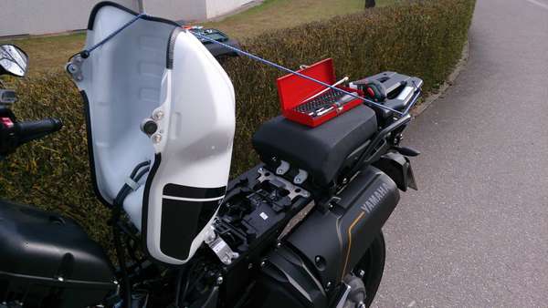 XT 1200 ZE mit hochgeklapptem Tank zwecks Luftfiltertausch