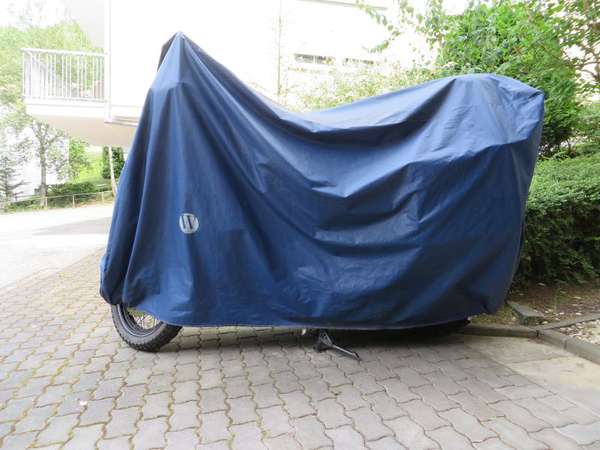 Seitenansicht mit Plane