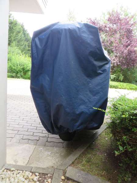 Rückansicht mit Koffer und TC