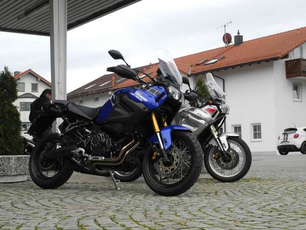 Neue XT1200Z in der schönstmöglichen Farbe ;-) und die alte Diva.