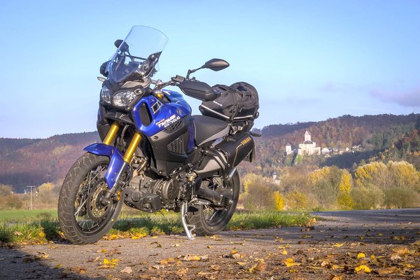 Burg Kipfenberg mit schönem Motorrad