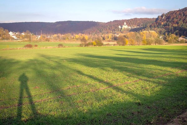 Nein, der Fotograf giest gerade keine Blümchen.