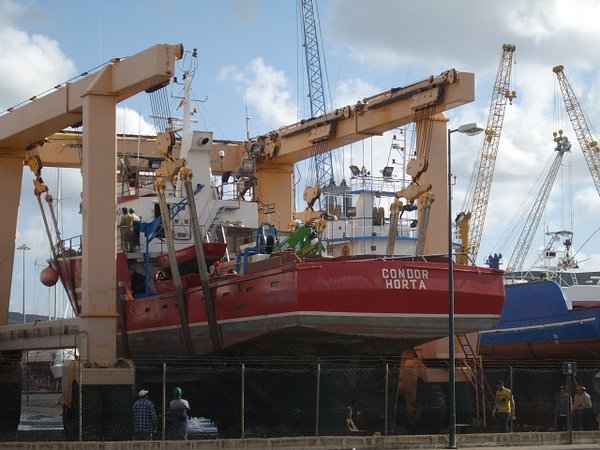 Fischdampfer im Trockendock in Canical