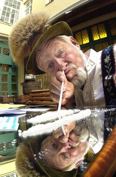 Die einen sagen weißes Zeug dazu die Anderen nennen es auch Schnee