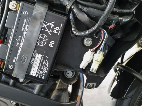 20150306_164418.jpg (413.44 KiB) 4158 mal betrachtet Anschlüsse nahe der Batterie